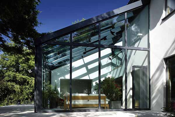 亚美亚门窗厂为你介绍阳光房变形的原因和解决方法